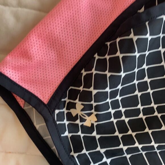 under armour black and pink running shorts - Picture 2 of 4